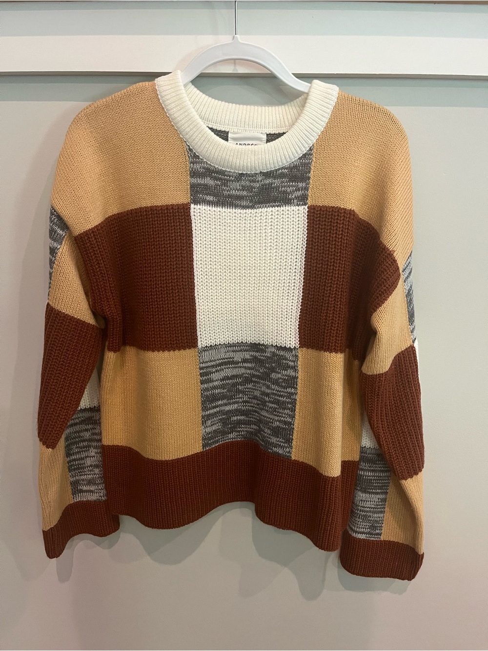 Lulus - ANDREE BY UNIT Colorblock Crewneck Sweater in Cream, Tan, Brown & Gray